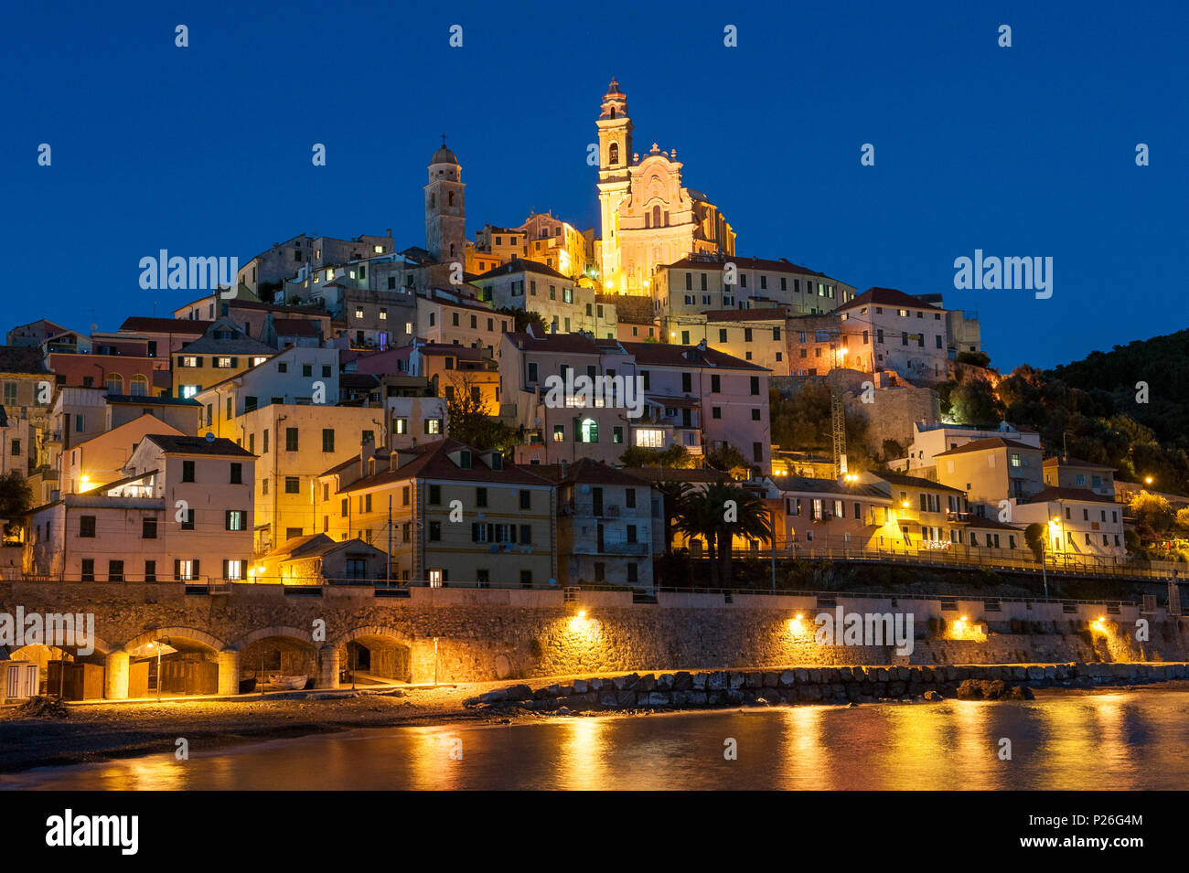 Cervo, Imperia, Ligurien, Italien. Cervo in der Nacht. Stockfoto