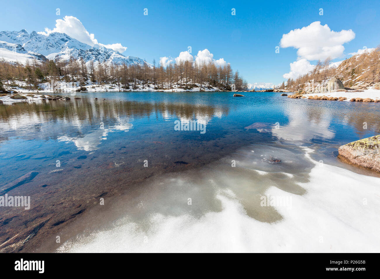 Lago Acque Sparse teilweise gefroren, Val Grosina, Valtellina, Provinz Sondrio, Lombardei, Italien Stockfoto