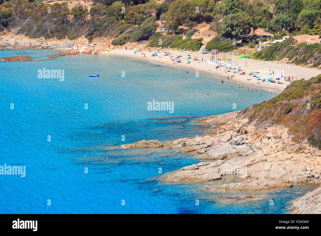 Klares Wasser von Cargèse Strand (plage de l'Assomption), Cargese, Korsika, Frankreich Stockfoto