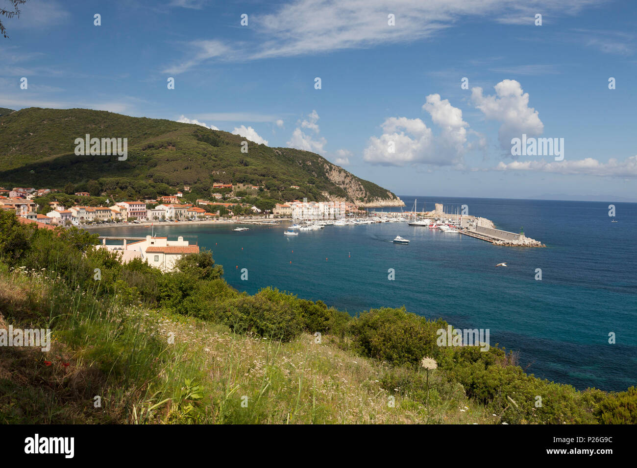 Überblick über den Hafen und das türkisfarbene Meer, Marciana Marina, Insel Elba, Livorno Provinz, Toskana, Italien Stockfoto