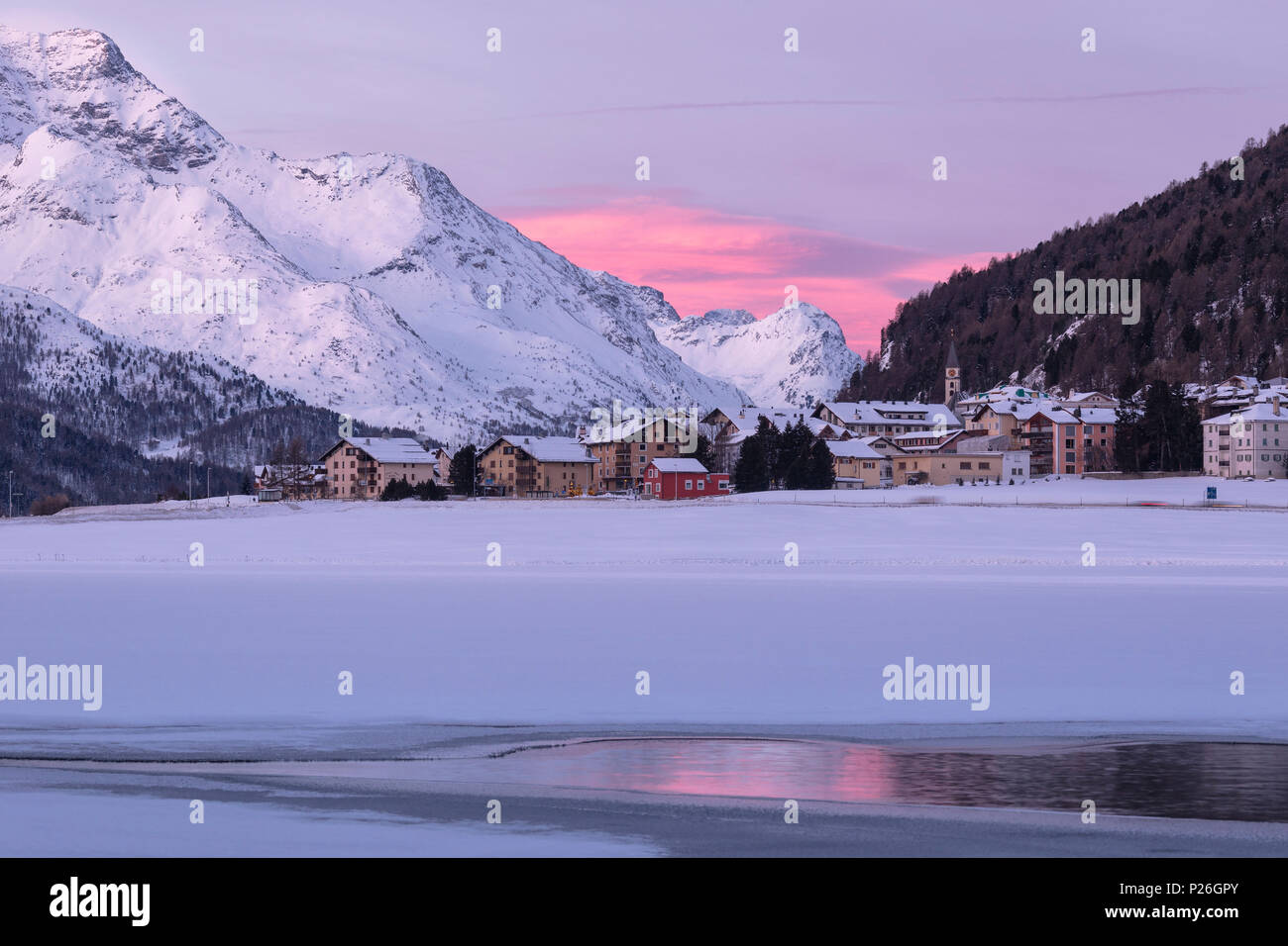 Dorf von Silvaplana und Piz da la Margna von eisigen See Fase, St. Moritz, Kanton Graubünden, Engadin, Schweiz Stockfoto