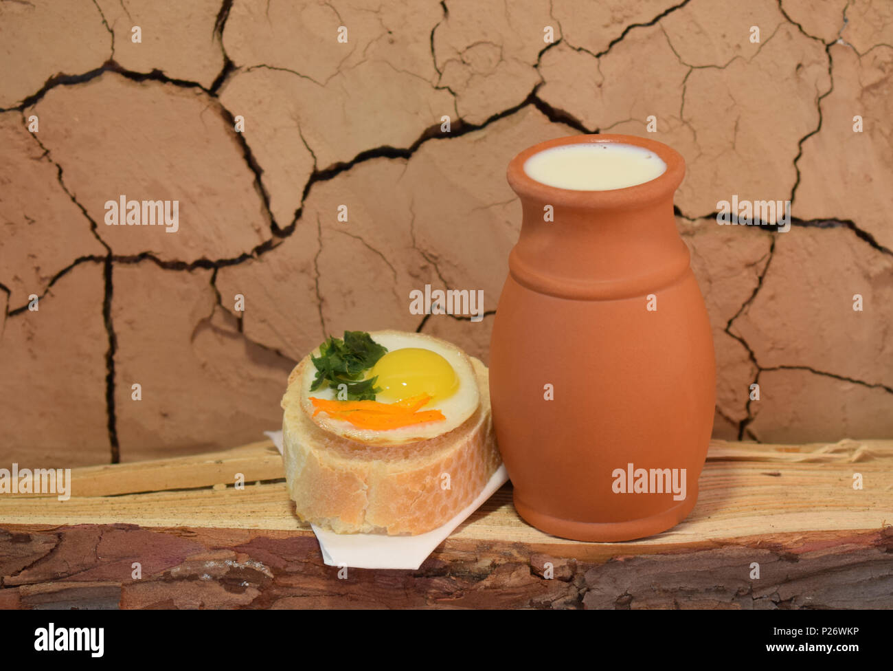 Milch und Ei mit Brot Stockfoto