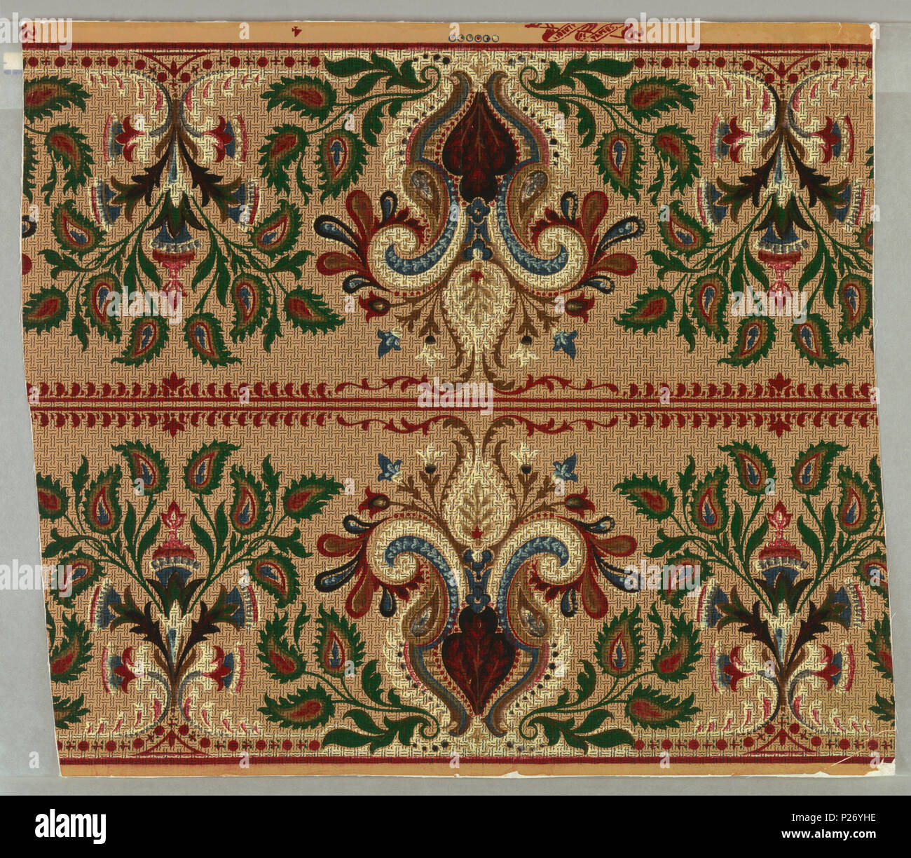 . Englisch: Grenzen (USA), 1900. Englisch: Zwei identische Grenzen (zum Ausschneiden). Große gescrollt Zentrum Motiv und Blätter und Ranken in dunklem Rot, Grün, Blau und Weiß auf beige Boden nachahmen Basket Weave. . 1900 36 Grenzen (USA), 1900 (CH) 18445995 Stockfoto