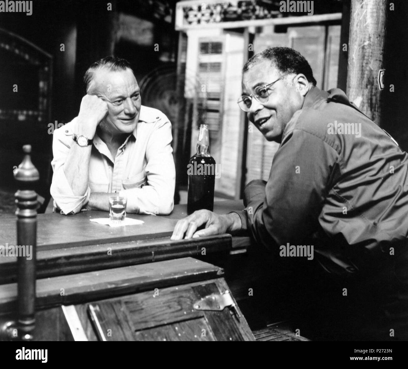 Original Film Titel: SCORCHERS. Englischer Titel: SCORCHERS. Regisseur: DAVID BEAIRD. Jahr: 1991. Stars: DENHOLM ELLIOTT; James Earl Jones. Bild: GOLDCREST/FILMWORKS/Album Stockfoto