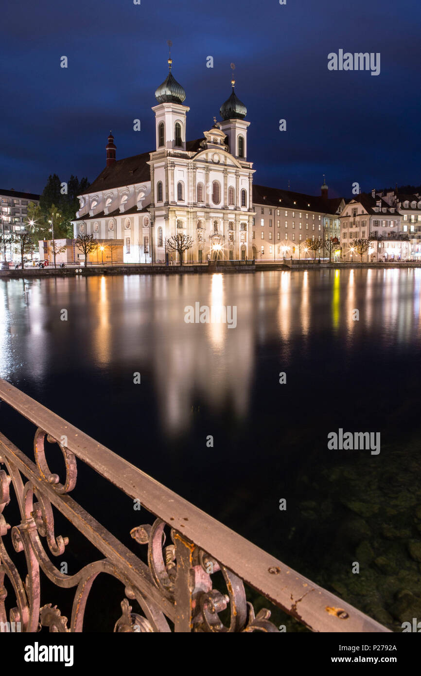 Jesuitenkirche aus Kapellbrucke Brücke gesehen, Luzern, Kanton Luzern, Schweiz Stockfoto