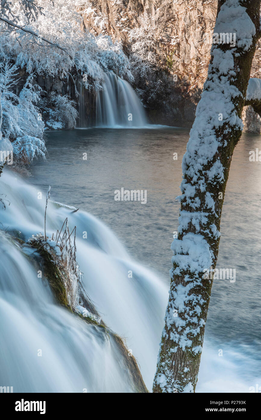 Versteckten Wasserfall des Nationalpark Plitvicer Seen im Winter, Plitvicka Jezera, Lika und der Grafschaft von Senj, Kroatien Stockfoto