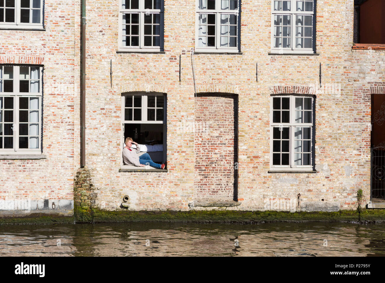 Nahaufnahme einer Frau entspannen in Ihrem Haus an einem Kanal von Brügge, Flandern, Westflandern, Belgien, Europa Stockfoto
