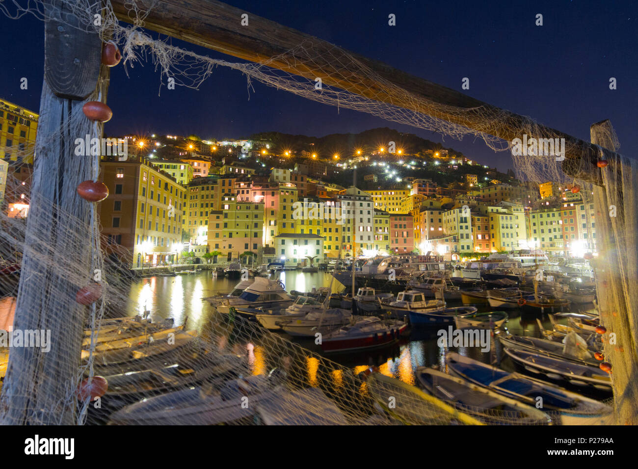Der Hafen von Camogli, in der Ligurischen Küste, an der ersten Ampel der Abend. Camogli, Ligury, Italien, Europa Stockfoto