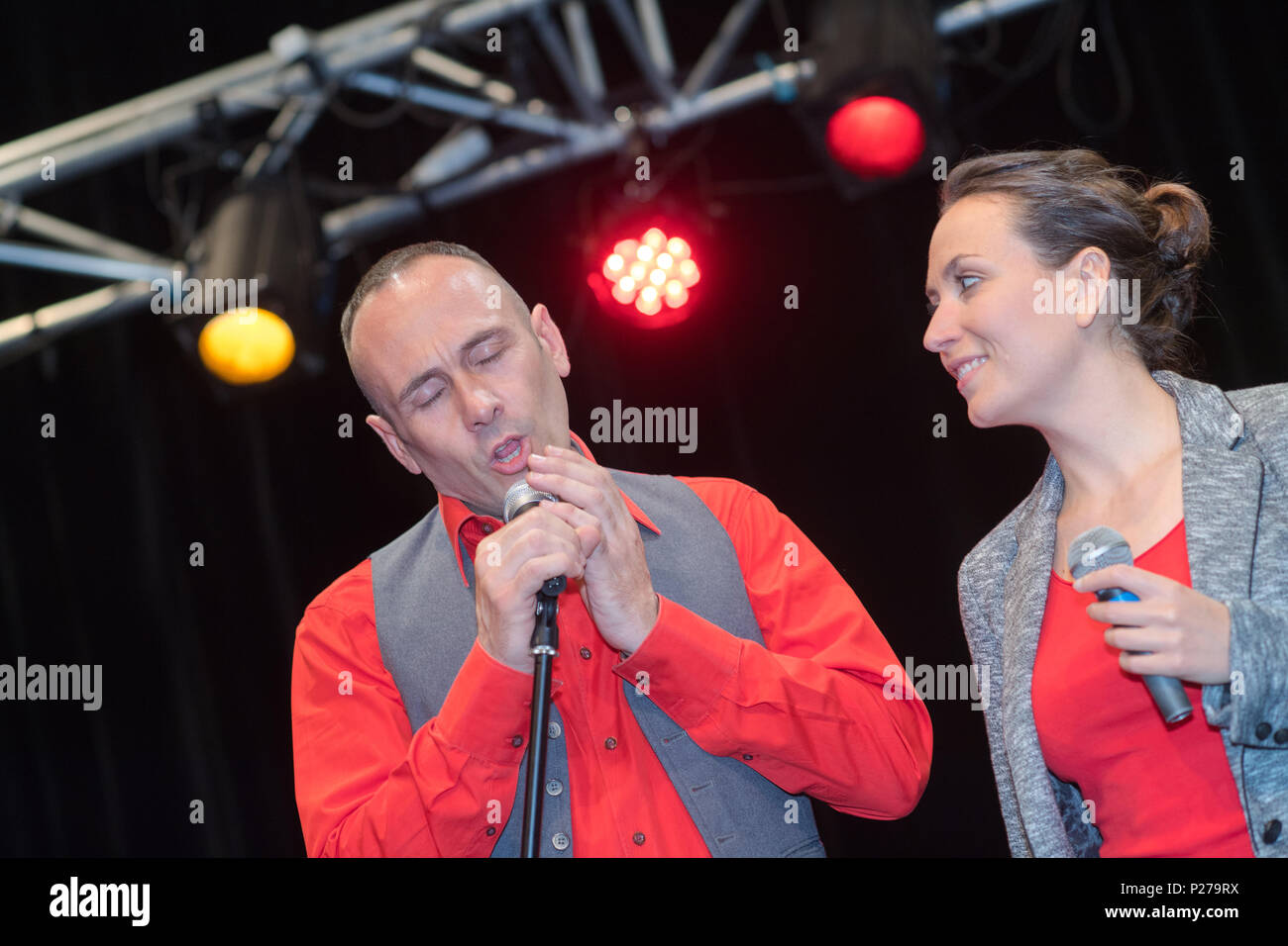 Paar mittleren Alters singen auf der Bühne Stockfoto