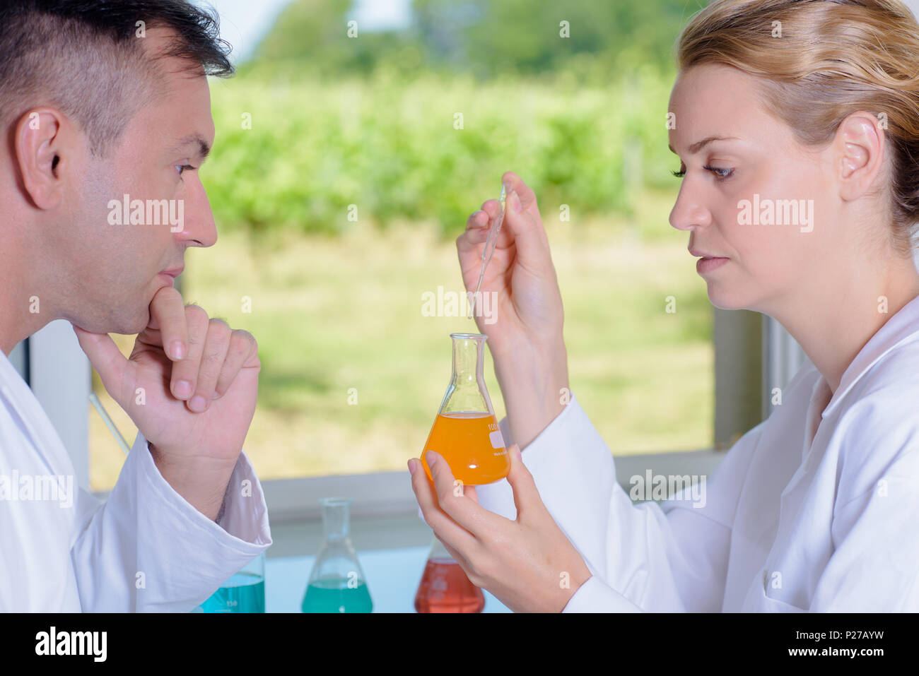 Mann und Frau wissenschaftliche Experiment Stockfoto