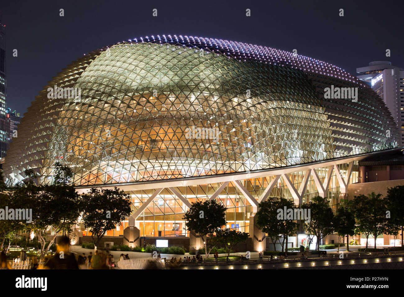 Nachtansicht von Esplanade - Theatres on the Bay. Das Dach ist mit glühender Beleuchtung installiert. Singapur Stockfoto