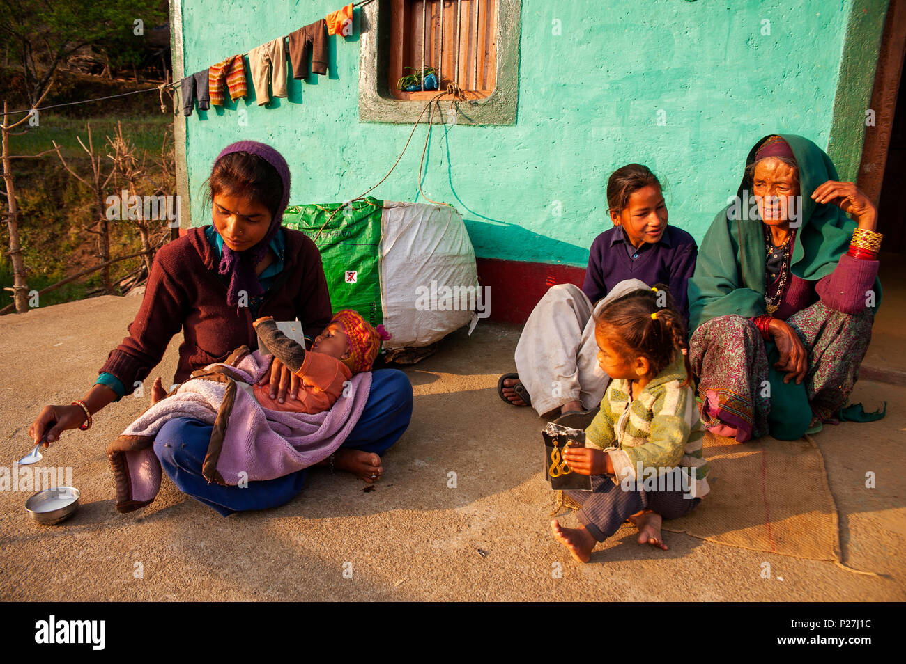 Am frühen Morgen an einer Familie Haus in Kala Agar Dorf, Kumaon Hügel, Uttarakhand, Indien Stockfoto