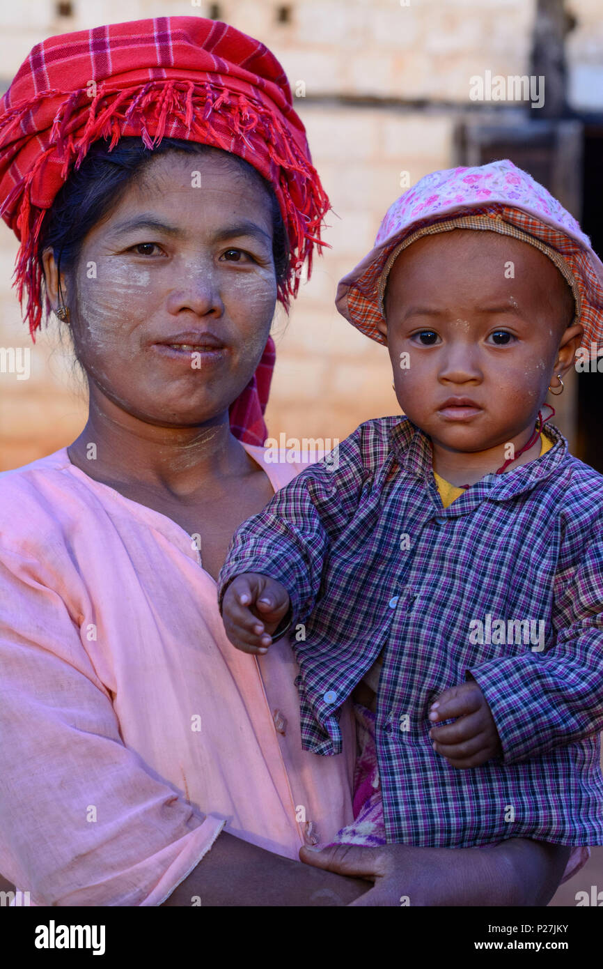 Kalaw, Frau, Junge Kind, Pa-O-Stamm, Shan Staat, Myanmar (Birma) Stockfoto