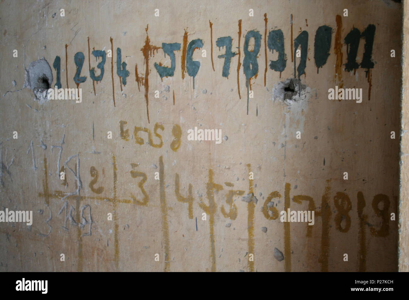 Countdown für die letzten Tage in Todesstrafe Zelle an kambodschanischen Gefängnis. Bullet Bohrungen an der Wand erzählt brutale und traurige Geschichte der killing fields. Stockfoto
