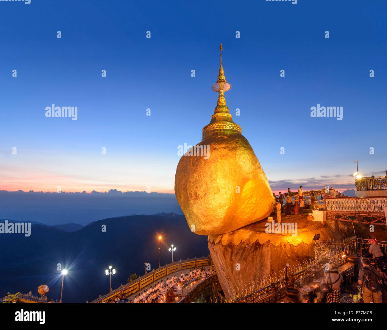 Montieren Sie den Kyaiktiyo kyaikto Pagode (Golden Rock), Mon, Myanmar (Birma) Stockfoto