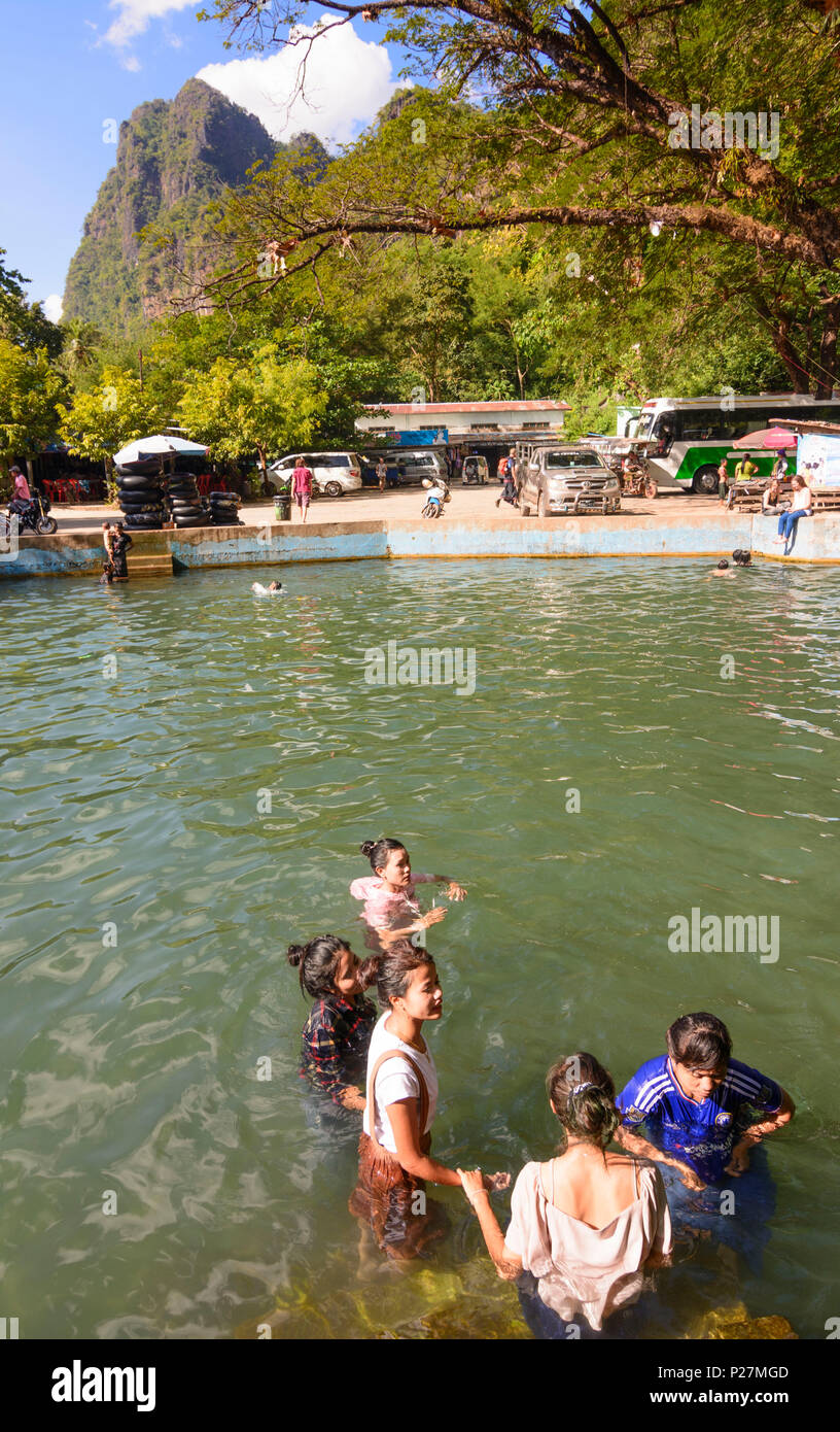 Hpa-An, Pool in der Nähe von Mountain Mount Mount Zwegabin, Baden, Badegast, Karen (Karen), Myanmar (Birma) Stockfoto