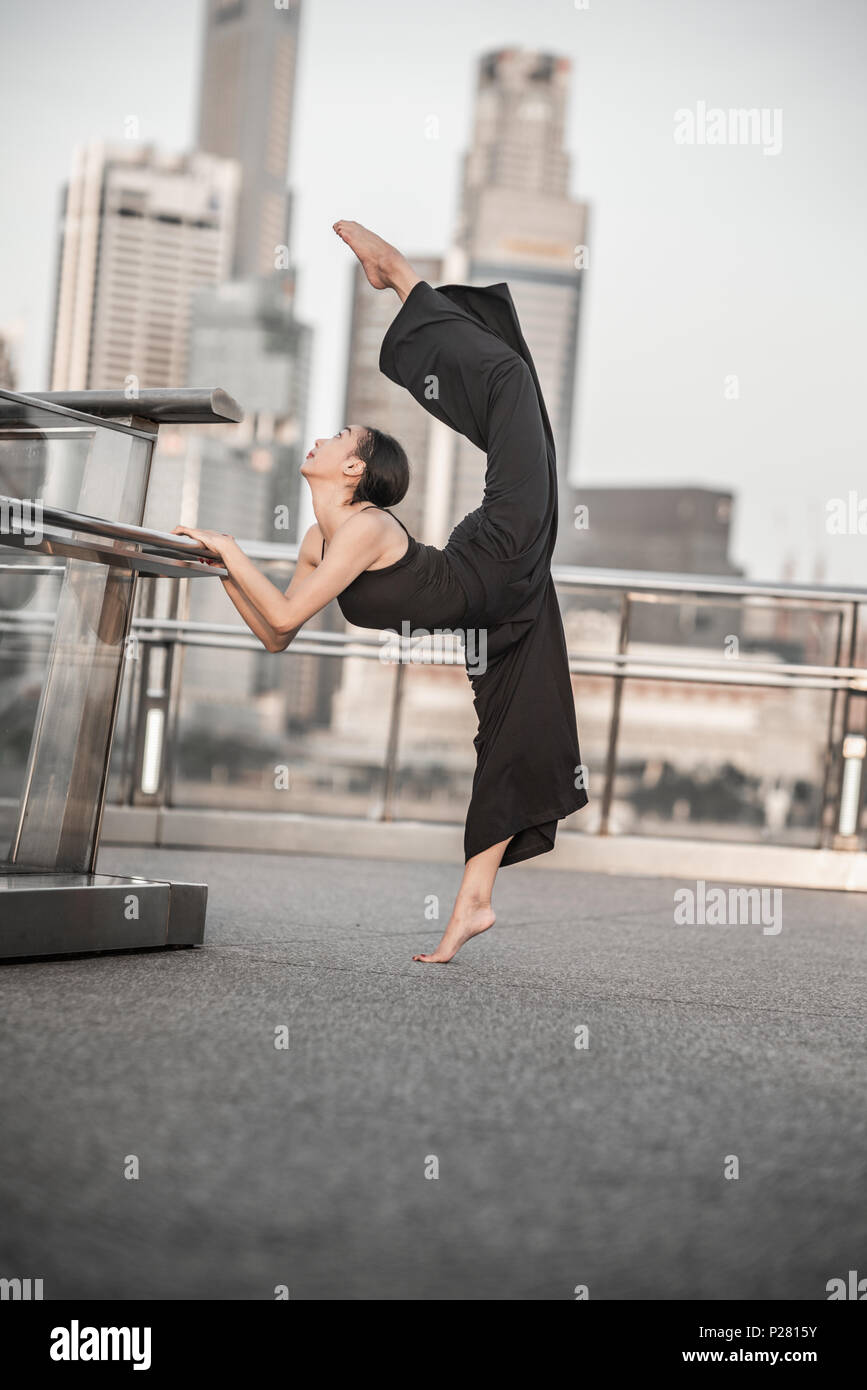 Schöne junge Mädchen tanzen auf einer Brücke Stockfoto