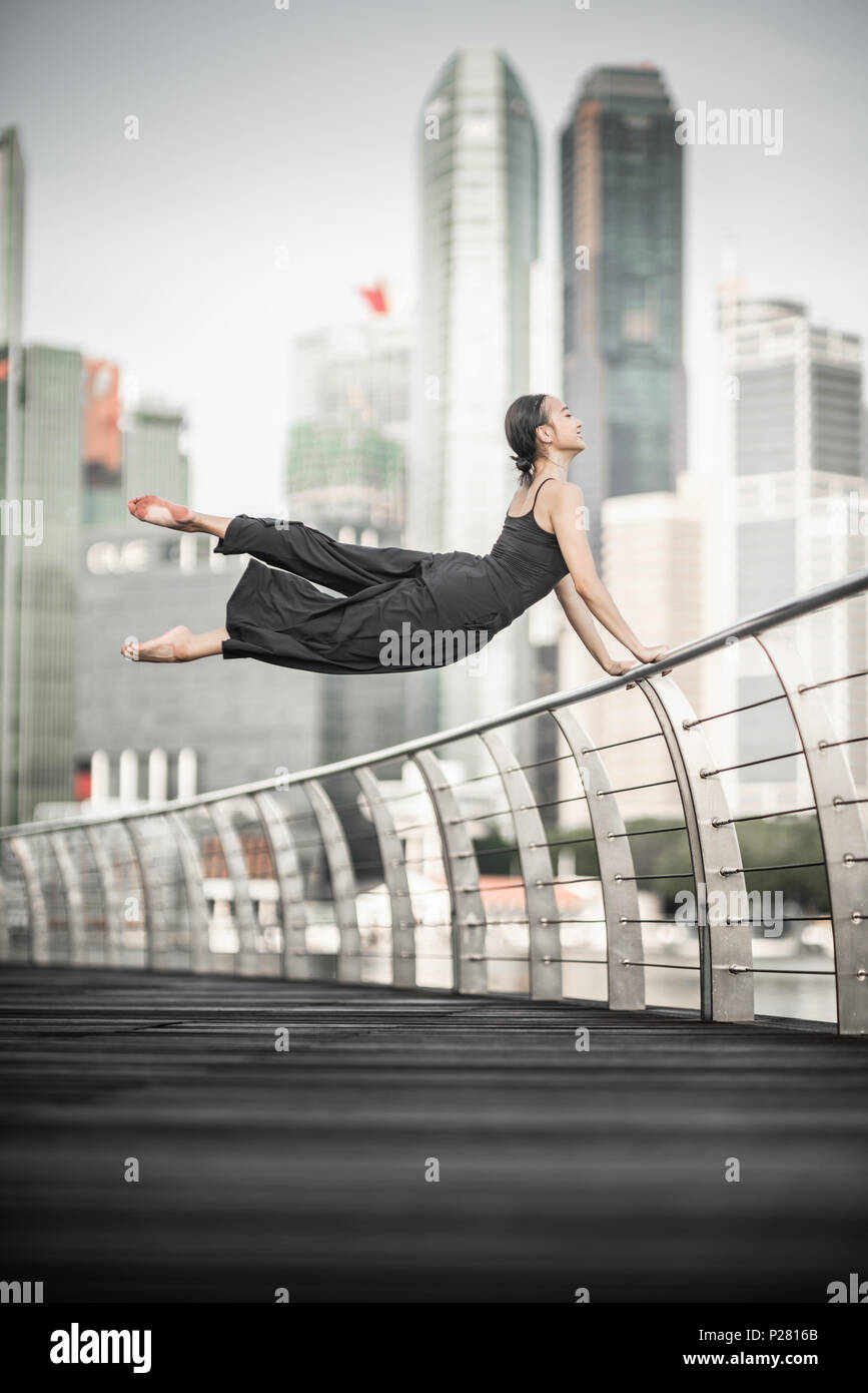 Schöne junge Mädchen tanzen auf einer Brücke Stockfoto