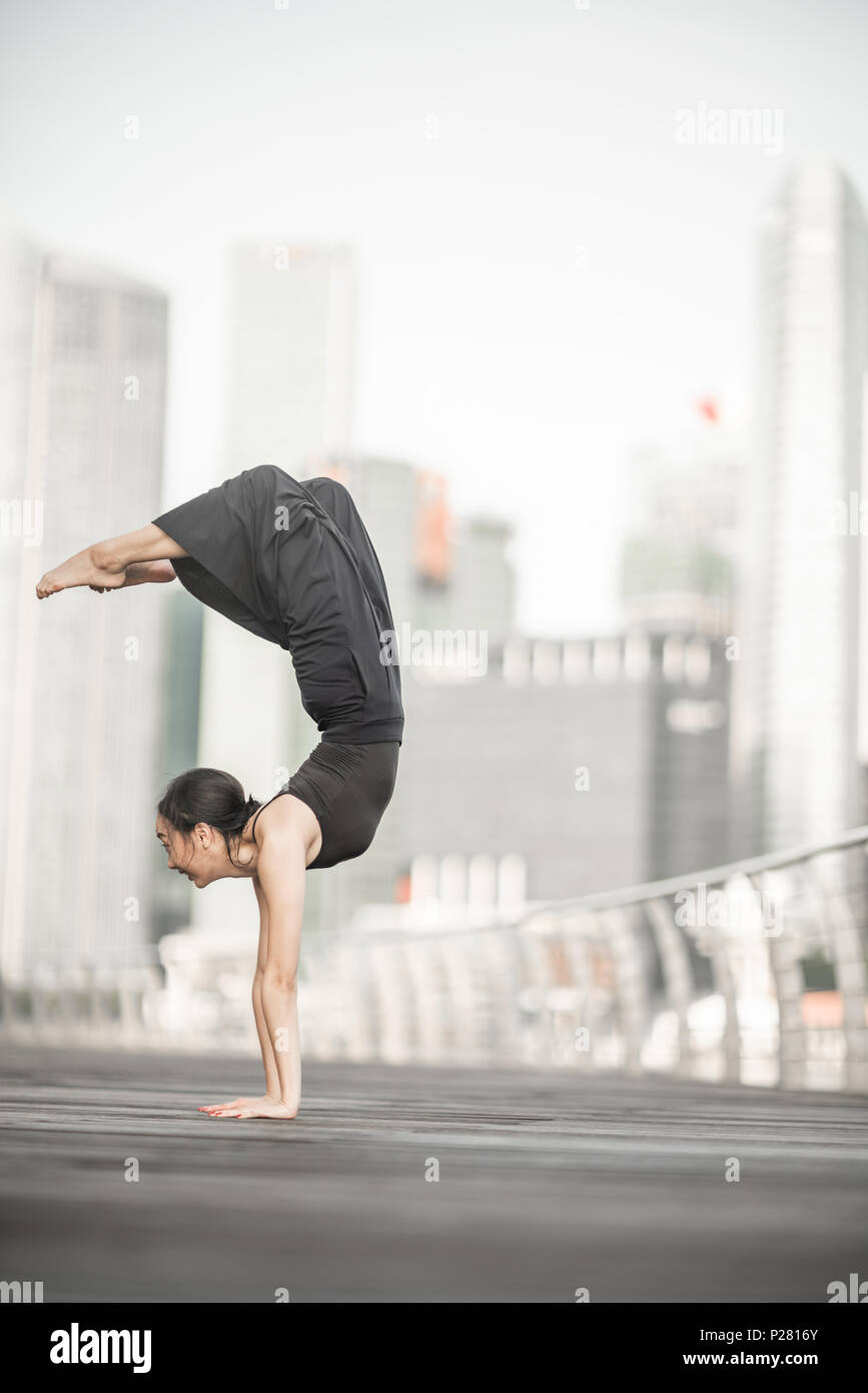 Schöne junge Mädchen tanzen auf einer Brücke Stockfoto