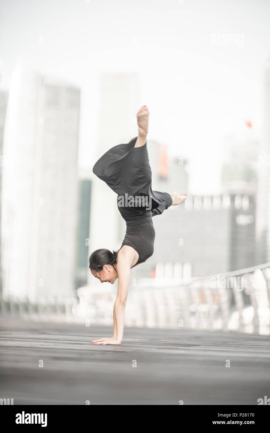 Schöne junge Mädchen tanzen auf einer Brücke Stockfoto