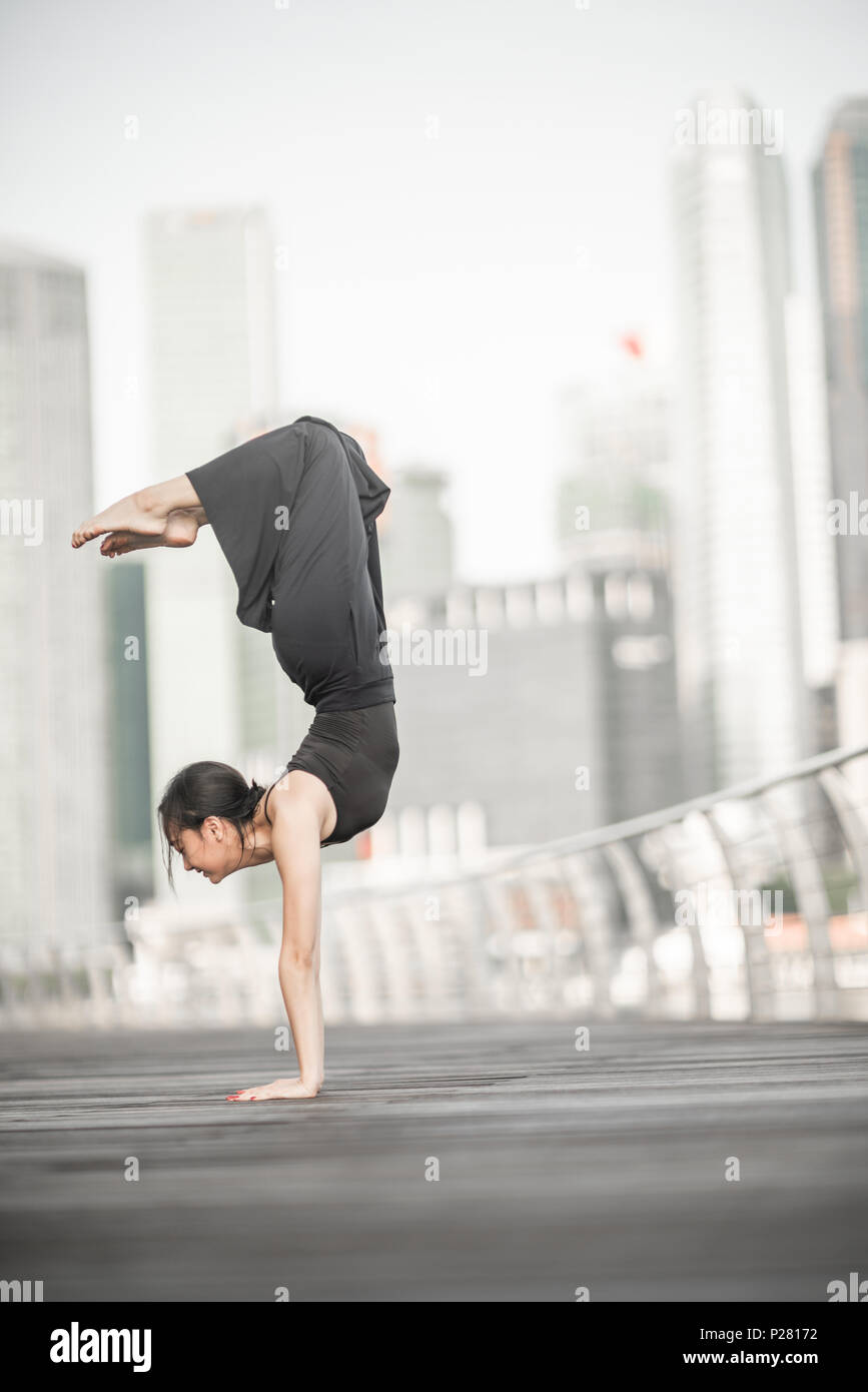 Schöne junge Mädchen tanzen auf einer Brücke Stockfoto