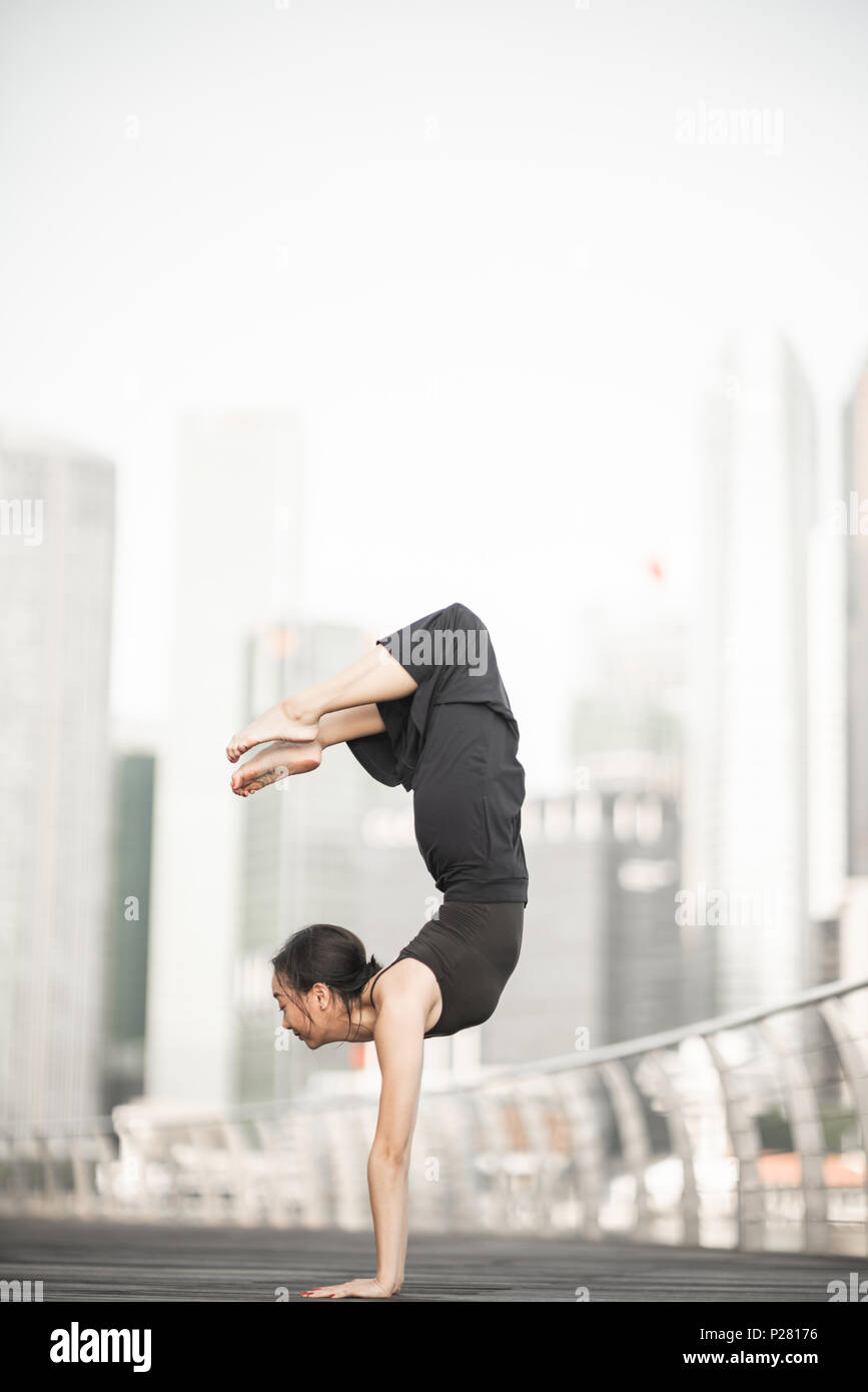 Schöne junge Mädchen tanzen auf einer Brücke Stockfoto