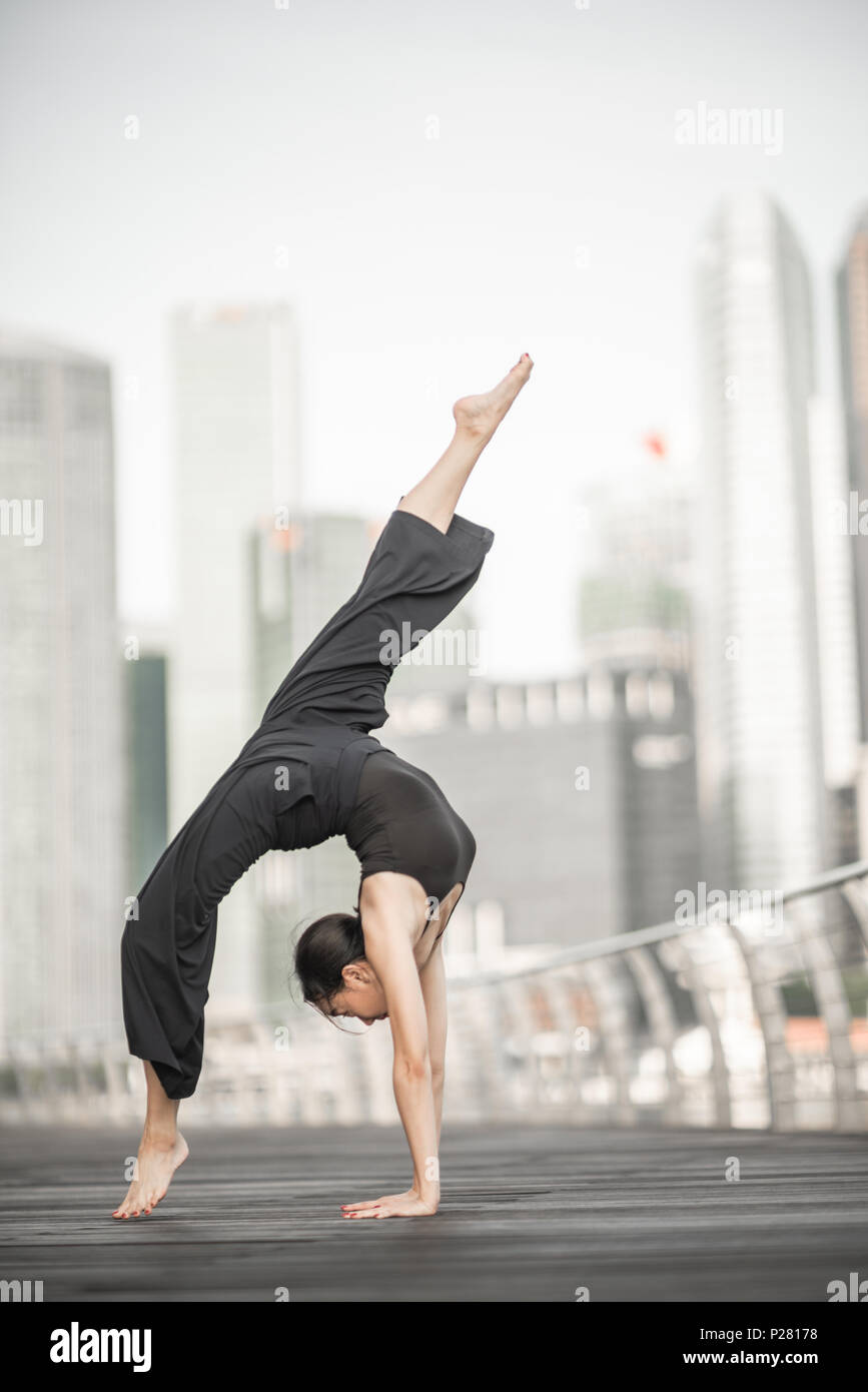 Schöne junge Mädchen tanzen auf einer Brücke Stockfoto