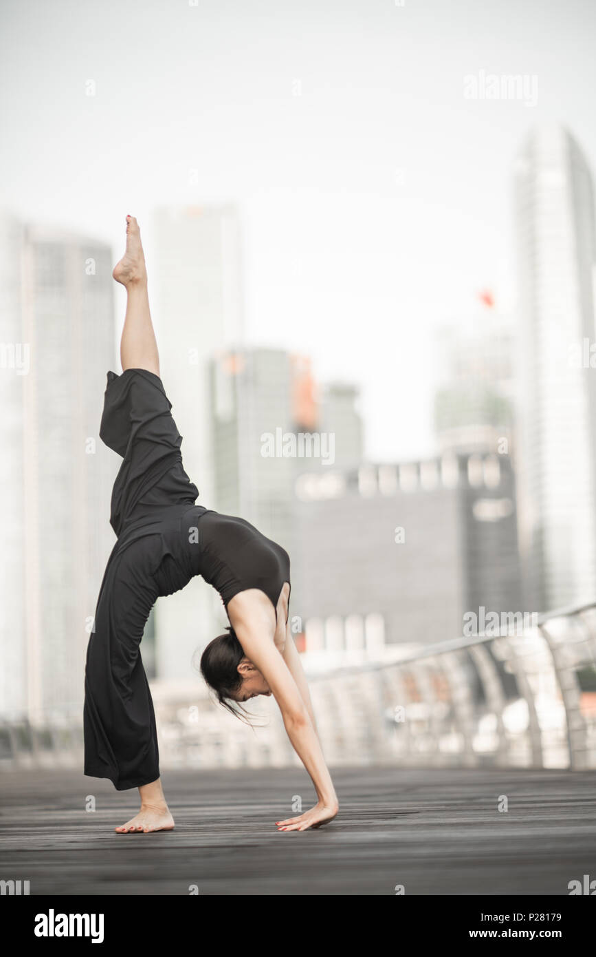 Schöne junge Mädchen tanzen auf einer Brücke Stockfoto