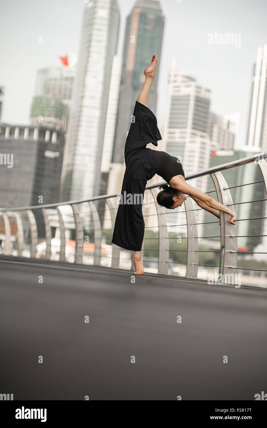 Schöne junge Mädchen tanzen auf einer Brücke Stockfoto