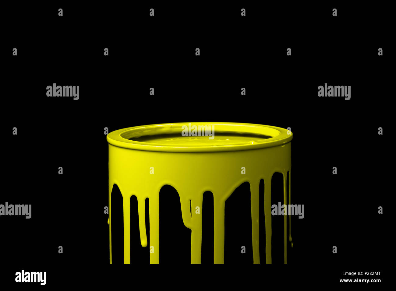 Bunte Farbe Auslaufen über den Teil aus Metall Eimer. Über schwarzen Hintergrund isoliert Stockfoto