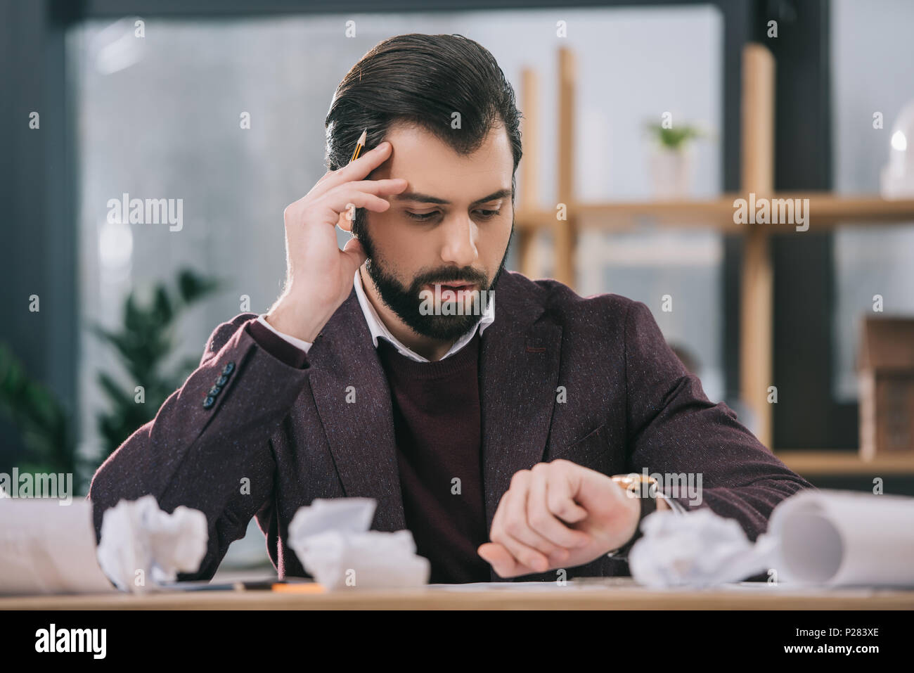 Besorgt Architekten zeichnen Baupläne am Arbeitsplatz mit Zerknüllten Papiere Stockfoto