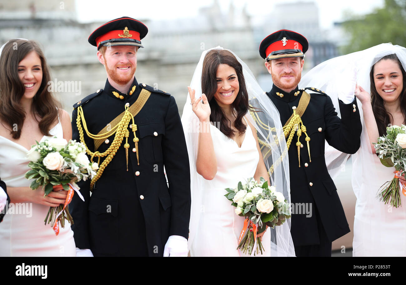 Eine Gruppe Von 11 Prinz Harry Und Meghan Markle Lookalikes Nehmen
