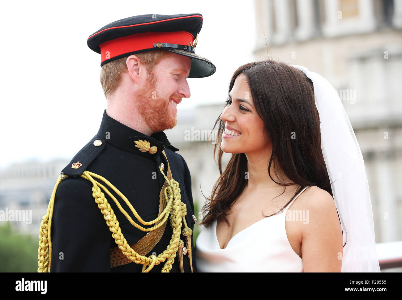 Eine Gruppe Von 11 Prinz Harry Und Meghan Markle Lookalikes Nehmen