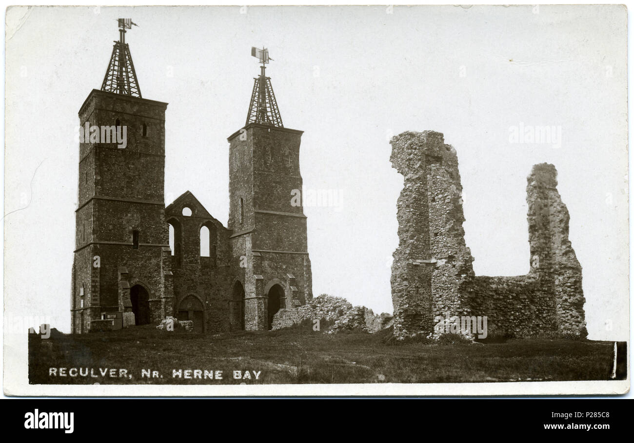 . Postkarte Foto von Reculver Towers, in der Nähe von Herne Bay. Der Fotograf war Fred C. Palmer von Tower Studio, Herne Bay, Kent, der in Newbury, Berkshire starb am 14. März 1941. Grenze der verbleibende Rand dieses Bildes ist wichtig für die Forscher von dieser Fotograf. Einige Fotografen schmückten ihre Bilder mehr als andere, und Palmer hat einen guten Ruf für die Herstellung von kleineren Postkarten als andere frühe 20. Jahrhundert britischen Fotografen. Er nahm seine eigenen Fotos, entwickelt sie in-house auf Postkarte - unterstützte Fotopapier und schmückten sie sich. Es lohnt sich, und fügte hinzu, dass bei der Hand - Entwicklung Stockfoto