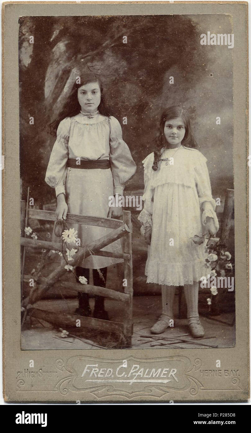 . Carte de visite Foto von zwei Mädchen in Herne Bay, Kent, England. Die Adresse des Fotografen, 21 High Street, Termine, um das Foto zu 1903-1905. Der Fotograf war Fred C. Palmer, später zu Tower Studio, Herne Bay, Kent verschoben, und zu 6 Cromwell Street, Swindon ca. 1920-1936. Er wird geglaubt, gestorben 1936-1939 haben. Grenze der verbleibende Rand dieses Bildes ist wichtig für die Forscher von dieser Fotograf. Einige Fotografen schmückten ihre Bilder mehr als andere. Er nahm seine eigenen Fotos, entwickelt sie in-house auf Fotopapier und beschnitten, sie selbst, die benötigte Menge an Weiß zu passen ca Stockfoto