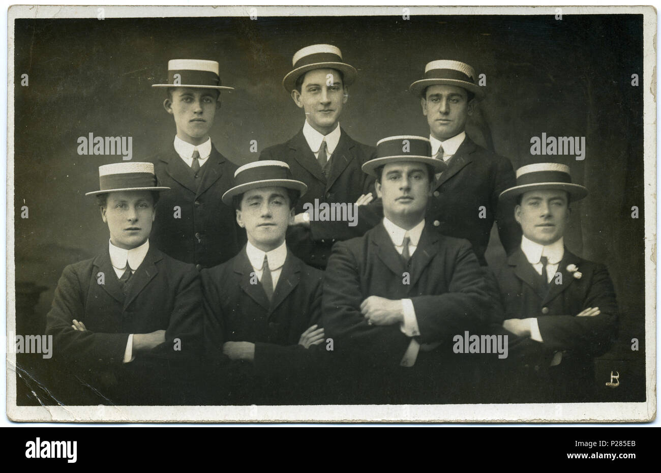 . Postkarte Foto von einer Gruppe von Entertainer - die Fröhlichkeit Jungen - in Herne Bay, Kent, England, 1903-1912 datiert. Sie sind mit Bleistift auf der Rückseite wie Herr A. Vernon, Herr C. Howard, Herr W. Gancy/Ganey, Herr M. Ewing, Herr S. Barton, Herr H. William, Herr A. Gnade aufgeführt. Der Fotograf war Fred C. Palmer von Tower Studio, Herne Bay, Kent (1866-1941). Punkte des Interesses, wenn Palmer Gruppe Fotos machte, nahm er in der Regel Pflege eines der Themen zu identifizieren, und stellen Sie sicher, dass er ein sehr gutes Portrait von dieser Person hat, auch wenn die anderen Fächer unkooperativ waren oder nicht ansprechend darstellen. Aber diese sind Stockfoto