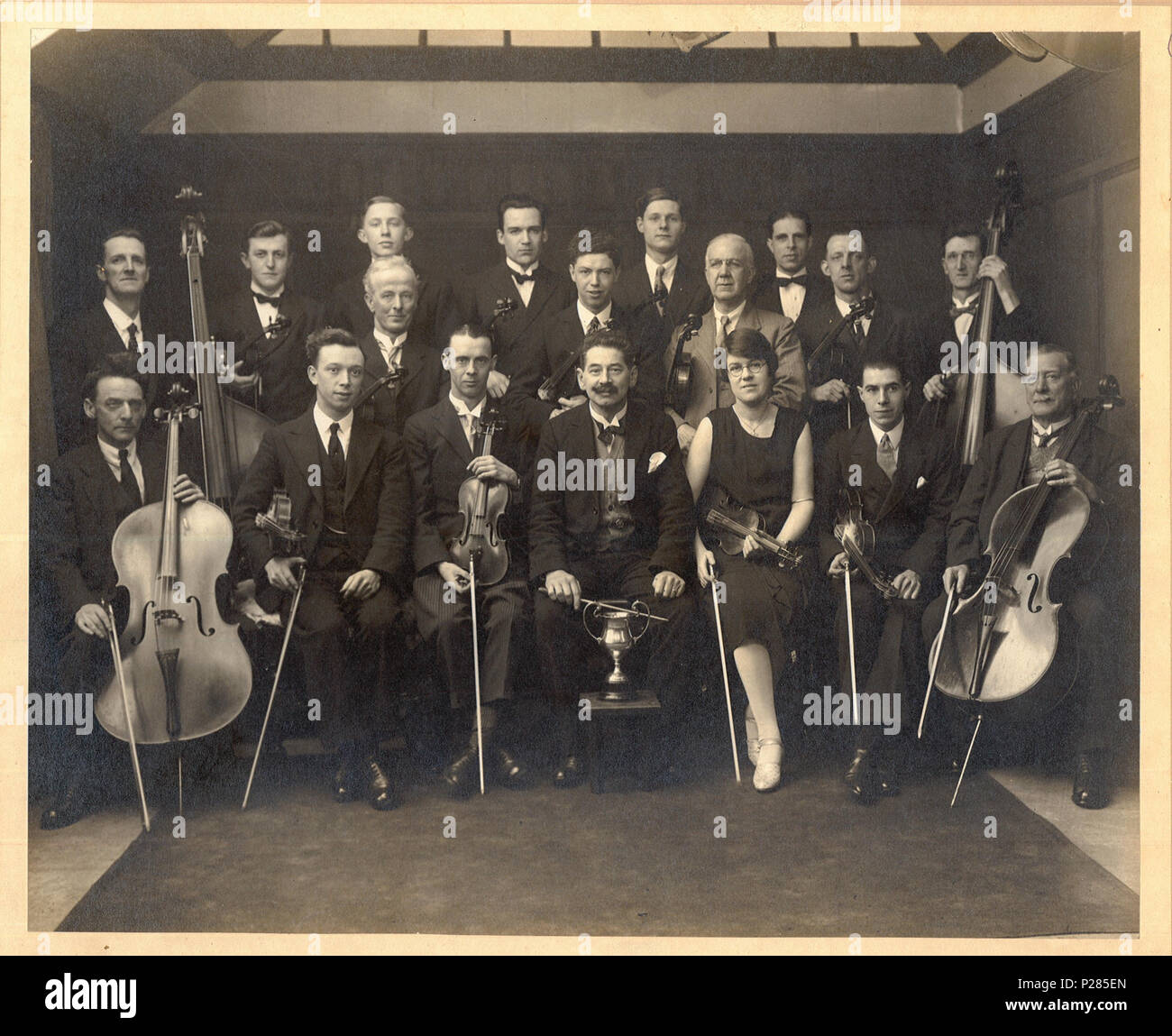 . Portrait Foto der GWR Orchester in Swindon, Wiltshire, England, 1922. Von der Postkarte in Swindon Datensatz hinterlegt und gescannt und durch sie zu Flickr hochgeladen. Der Fotograf war Fred C. Palmer von Tower Studio, Herne Bay, Kent ca. 1905-1916,- und von 6 Cromwell Street, Swindon ca. 1920-1936. Er wird geglaubt, gestorben 1936-1939 haben. Grenze der verbleibende Rand dieses Bildes ist wichtig für die Forscher von dieser Fotograf. Einige Fotografen schmückten ihre Bilder mehr als andere. Er nahm seine eigenen Fotos, entwickelt sie in-house auf Fotopapier und schmückten sie sich. Es ist Johanniskraut Stockfoto