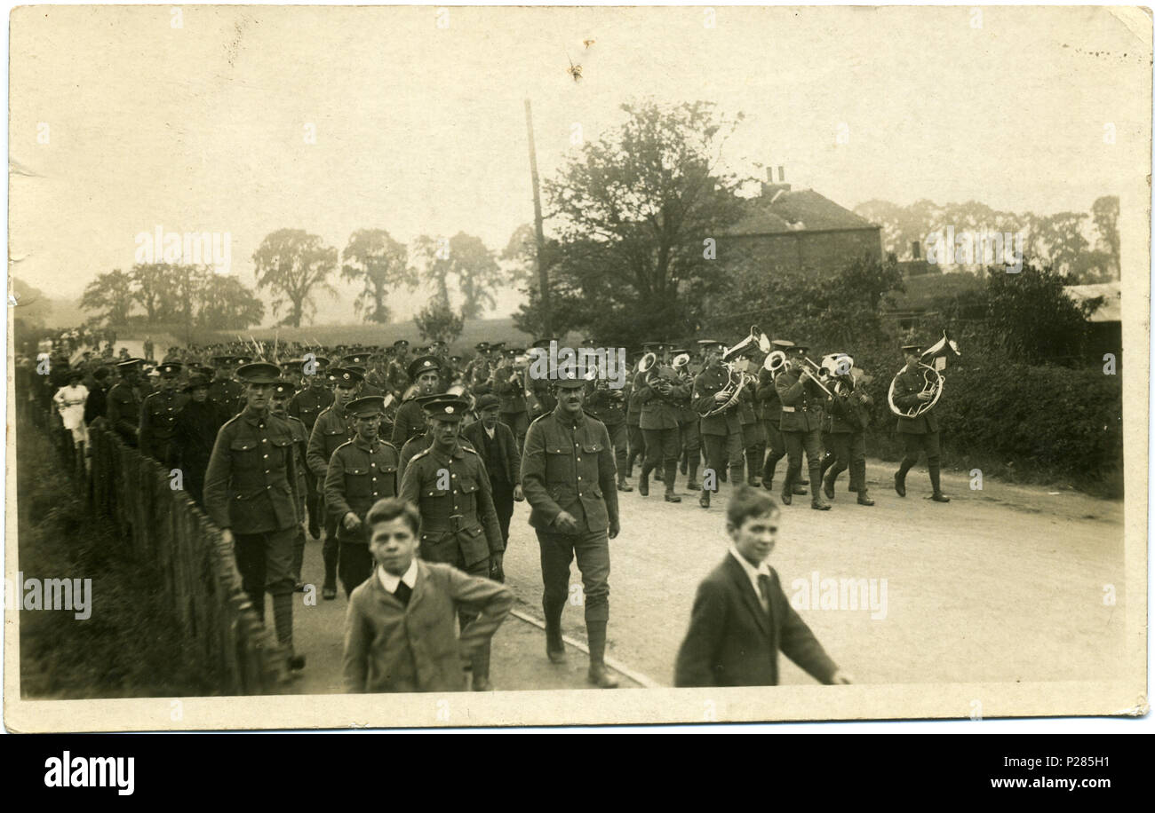 . Postkarte Foto von einem marschierenden militärischen Band und begleitenden Soldaten und Zivilisten, die während des Ersten Weltkrieges die Lage in Herne Bay oder Canterbury Bereich sein würde. Sie sind in Khaki, nicht uniform, und vielleicht sind sie in den Krieg zu ziehen. Der Fotograf war Fred C. Palmer von Tower Studio, Herne Bay, Kent (wie auf der Rückseite der Karte aufgedruckt ist). Er lebte dort 1903-1922, und ist vermutlich starb, 1936-1939. Die Soldaten auf der Grundlage am nächsten Palmer's Studio in 1914-1915 Die Büffelleder, (East Kent Regiment), die Neun Bataillone im Ersten Weltkrieg (Heute die Büffelleder in die P zusammengelegt werden angehoben Stockfoto