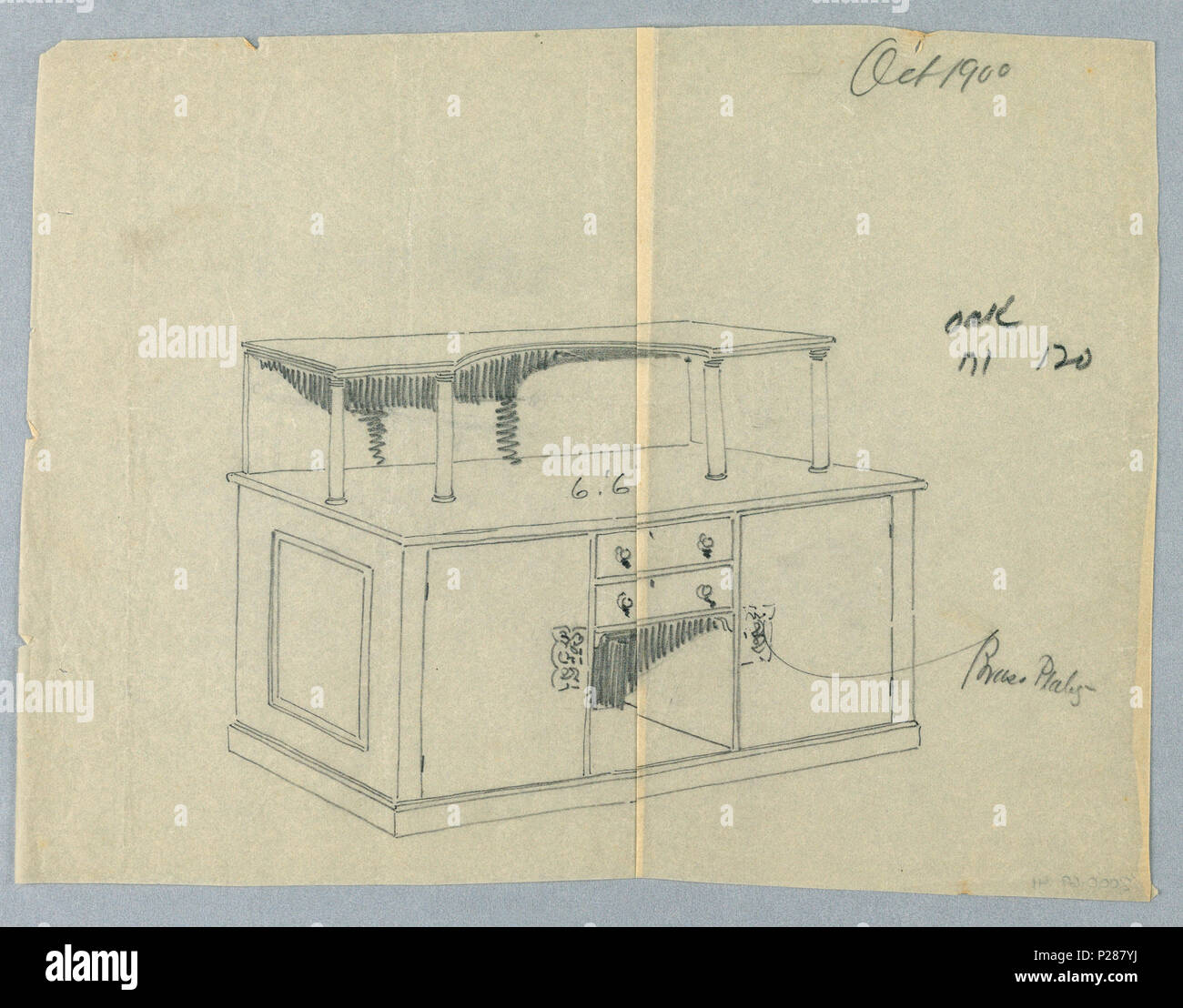 . Englisch: Zeichnen, Design für massive Eiche Sideboard, Oktober 1900. Englisch: Massive rechteckige Sideboard auf niedrige Plattform; Nische durch 2 Schubladen vorne in der Mitte gekrönt wird durch 2 Schubladen mit rechteckigen Wappen verziert flankiert; länglichen oberen Regal mit concave Cut-out in der Mitte vorne angehoben backsplash und 4 Spalten unterstützt. . Oktober 1900 102 Zeichnen, Design für massive Eiche Sideboard, Oktober 1900 (CH) 18680613 Stockfoto