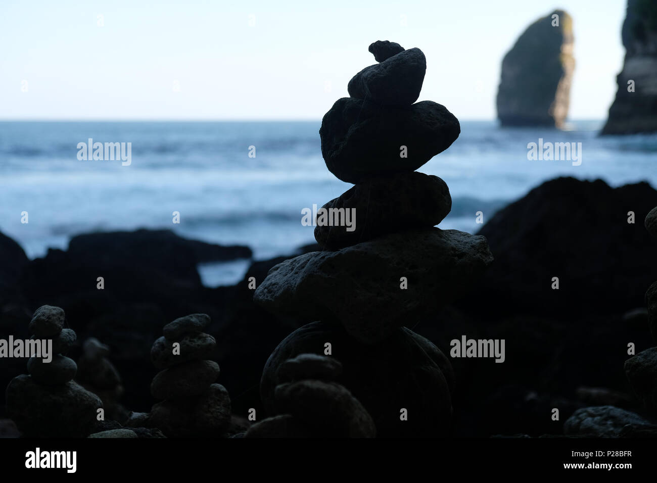 Stein stapeln am Meer Stockfoto