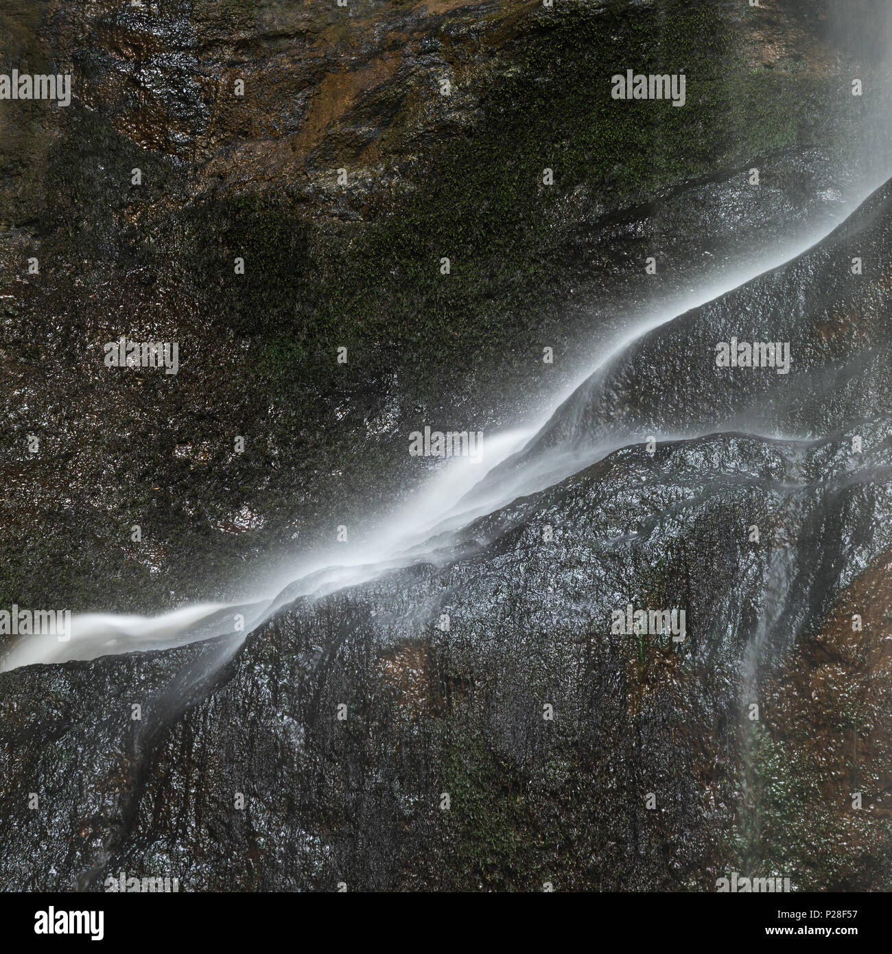 Herrliche ruhige lange Belichtung Wasserfall detail intimen Landschaft Bild Stockfoto