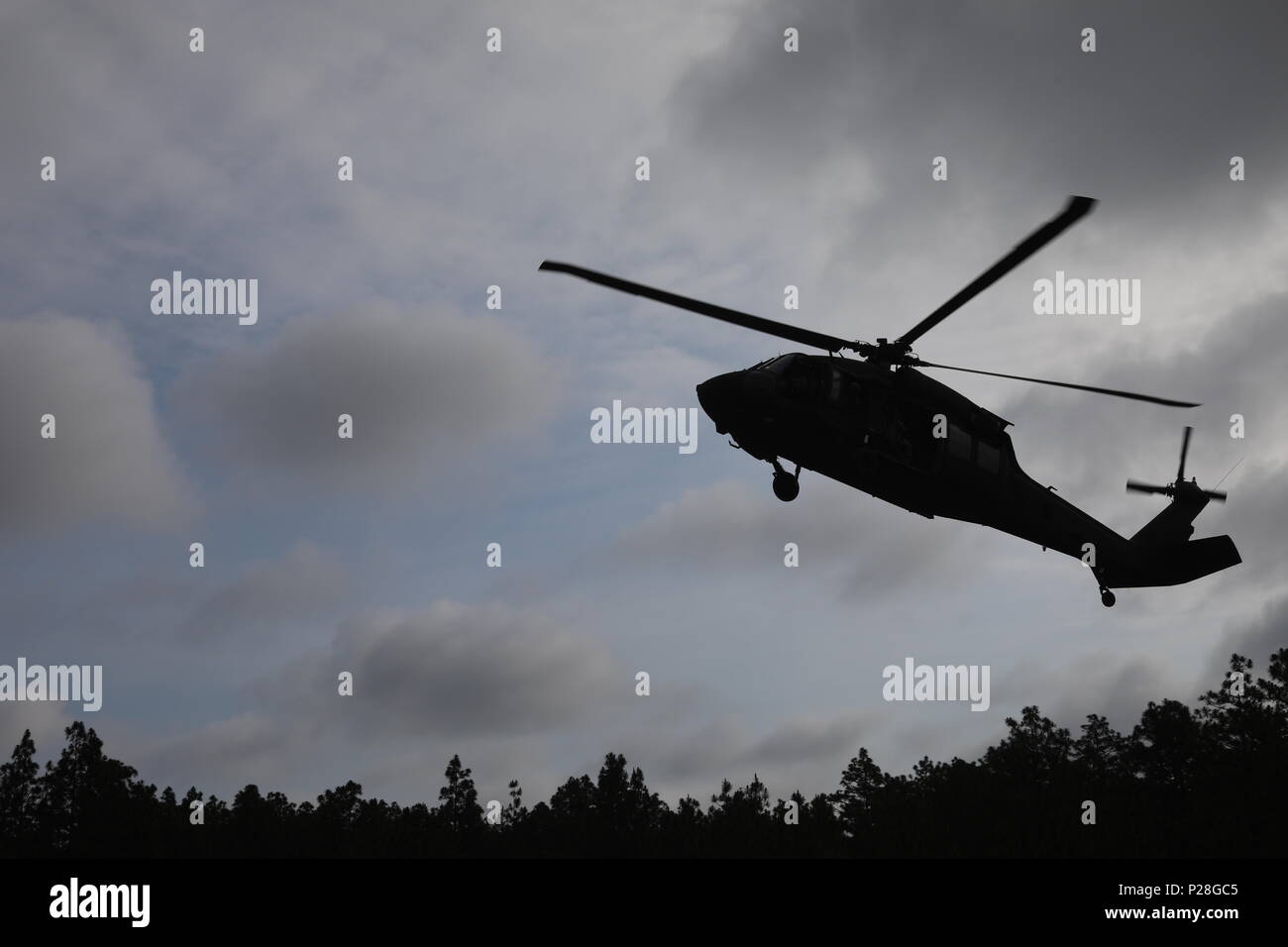 Ein UH-60 Black Hawk Hubschrauber steigt während der Operation Um Veranstaltung in der U.S. Army Reserve 2018 besten Krieger Wettbewerb in Fort Bragg, North Carolina, 13. Juni 2018. Us-Armee Reservisten konkurrieren alle Tag und in die Nacht, sich auf jeden Fall während der 6-tägigen 2018 U.S. Army Reserve Bester Krieger Wettbewerb. (U.S. Armee finden Foto von SPC. Devin A. Patterson) (freigegeben) Stockfoto