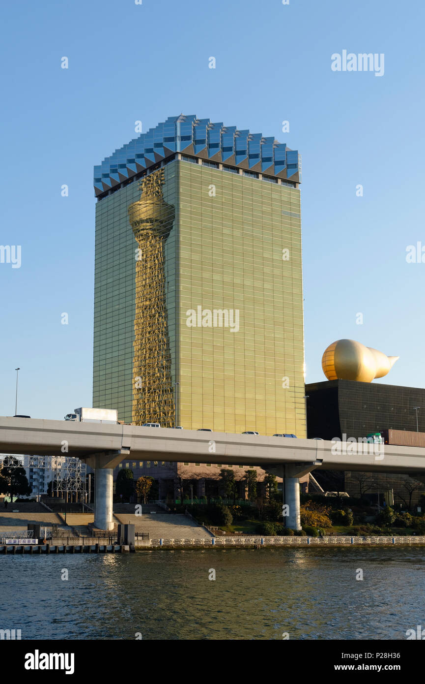 Die Asahi Bier Hauptquartier, Skytree Reflexion, Sumida, Tokio, Japan. Sumida River, Asakusa, Stockfoto