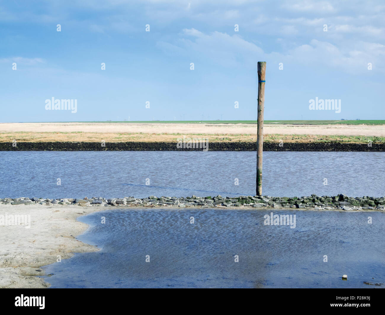 Blick auf die Fahrrinne zu Bensersiel mit Orientierung in den Himmel bedeckt. Stockfoto