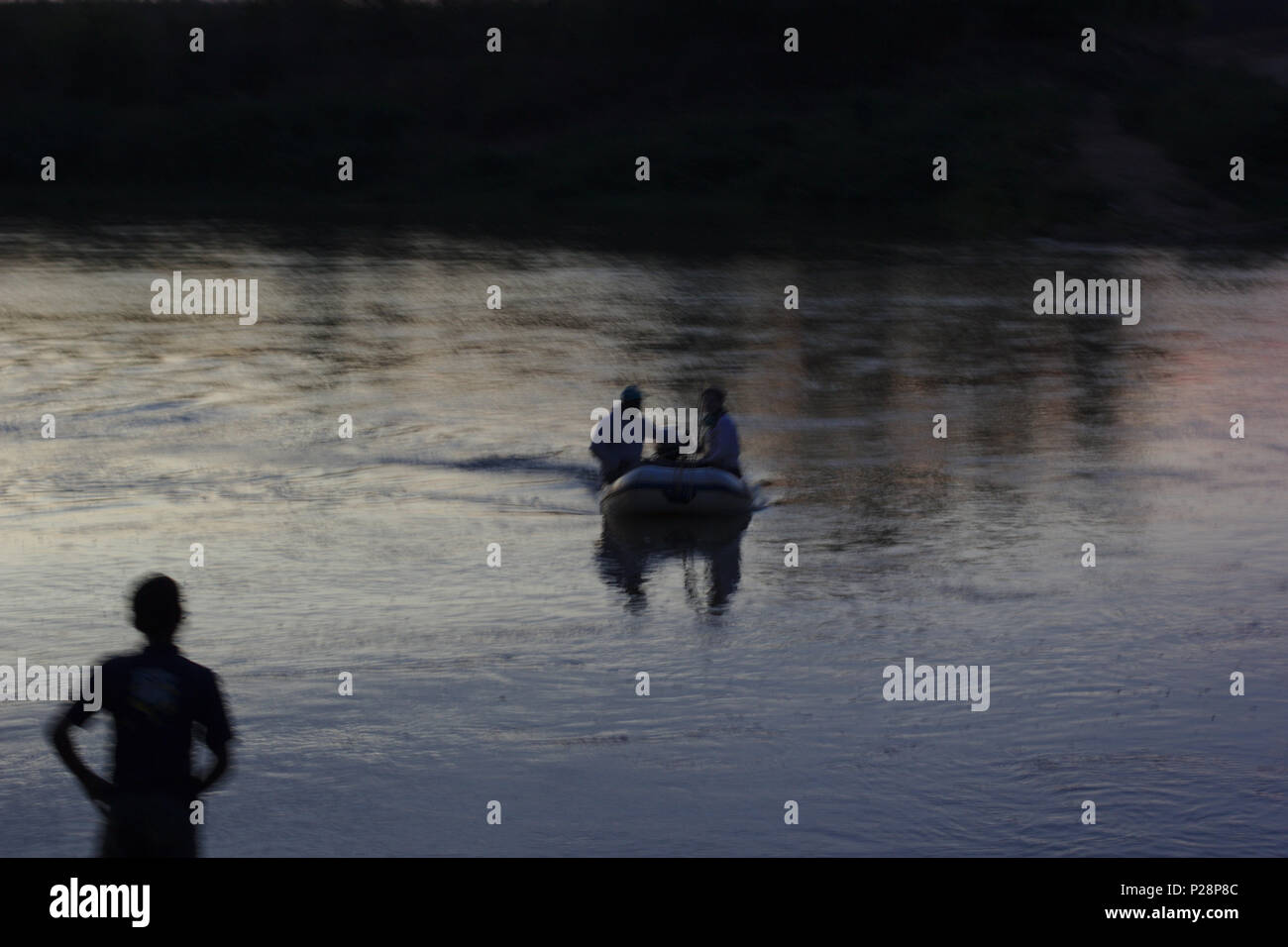 Research Team zurück aus Jequitinhonha Fluss kommen in der frühen Nacht Stockfoto