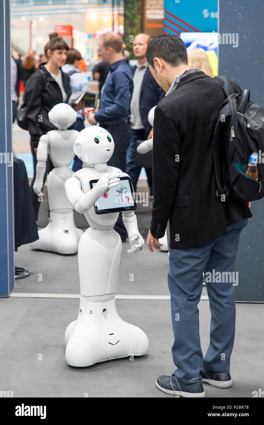 CEBIT 2018, der weltweit größten IT-Messe, Hannover, Deutschland, stand der Firma SoftBank Robotik, Roboter als Dienstleister, in Geschäften, Hotels, Ho Stockfoto