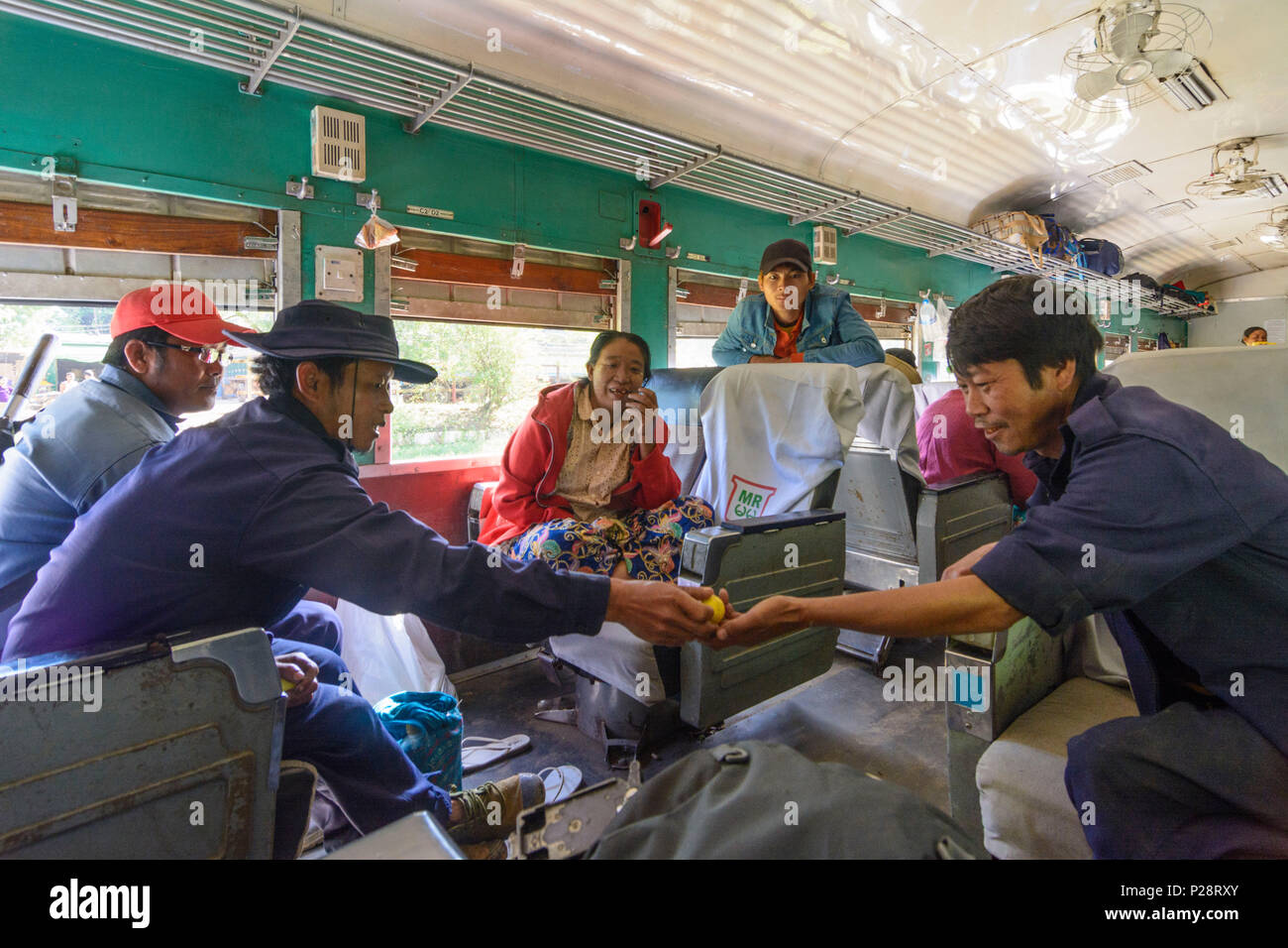 Hsipaw, im Zug, in der oberen Klasse Auto, Shan Staat, Myanmar (Birma) Stockfoto