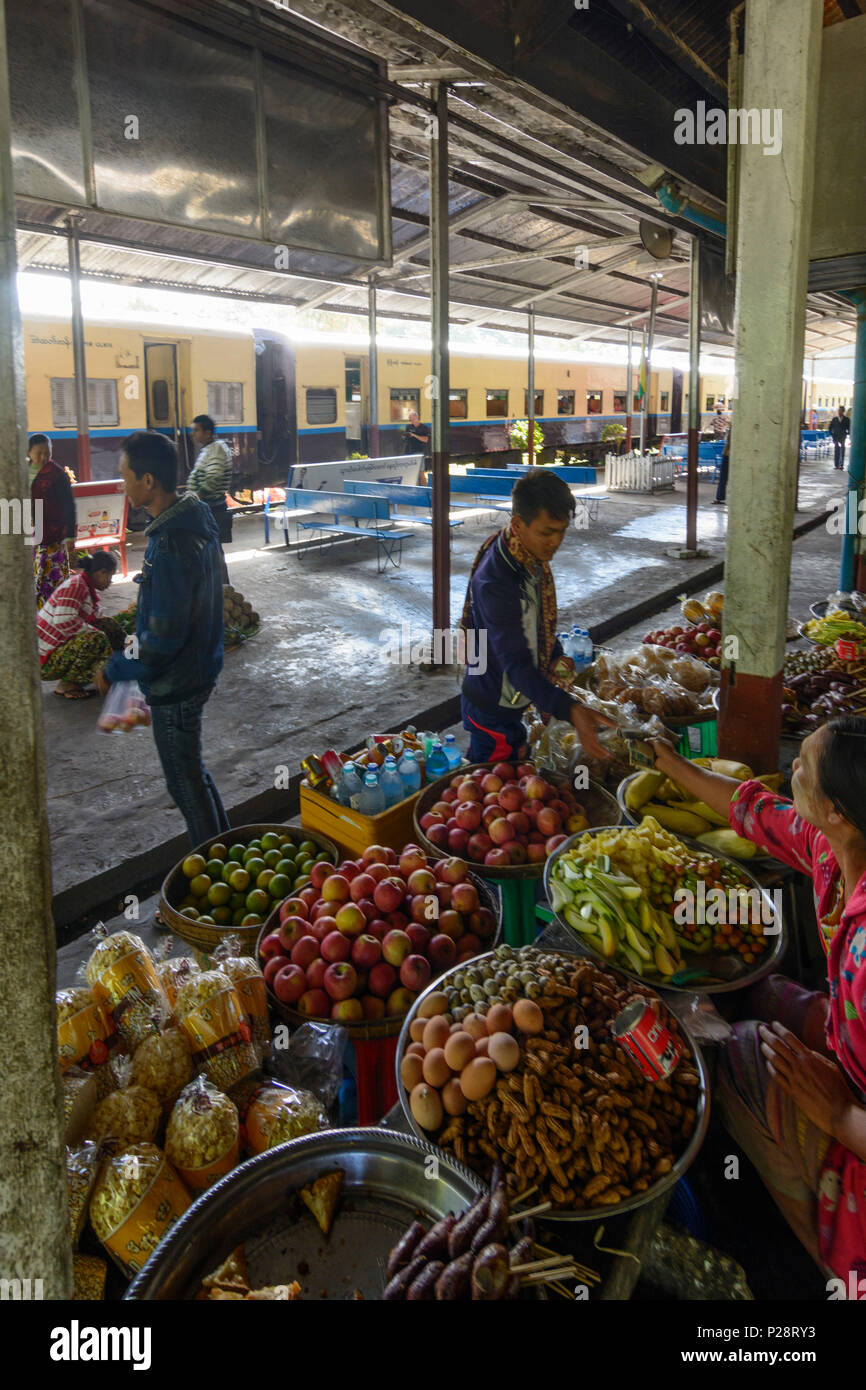 Hsipaw Hsipaw, Bahnhof, essen Verkauf an Plattform, Shan Staat, Myanmar (Birma) Stockfoto