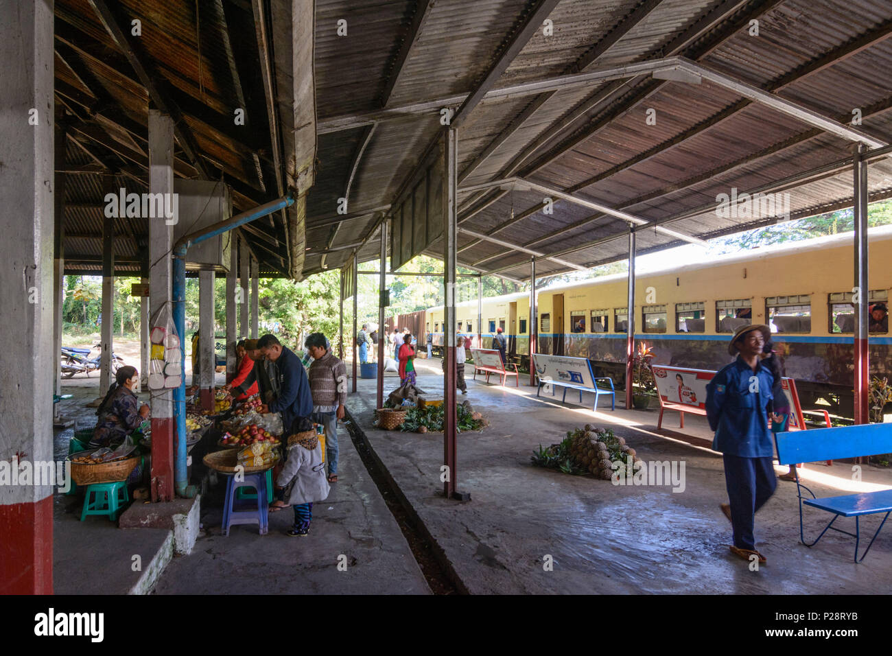 Hsipaw Hsipaw, Bahnhof, essen Verkauf an Plattform, Shan Staat, Myanmar (Birma) Stockfoto
