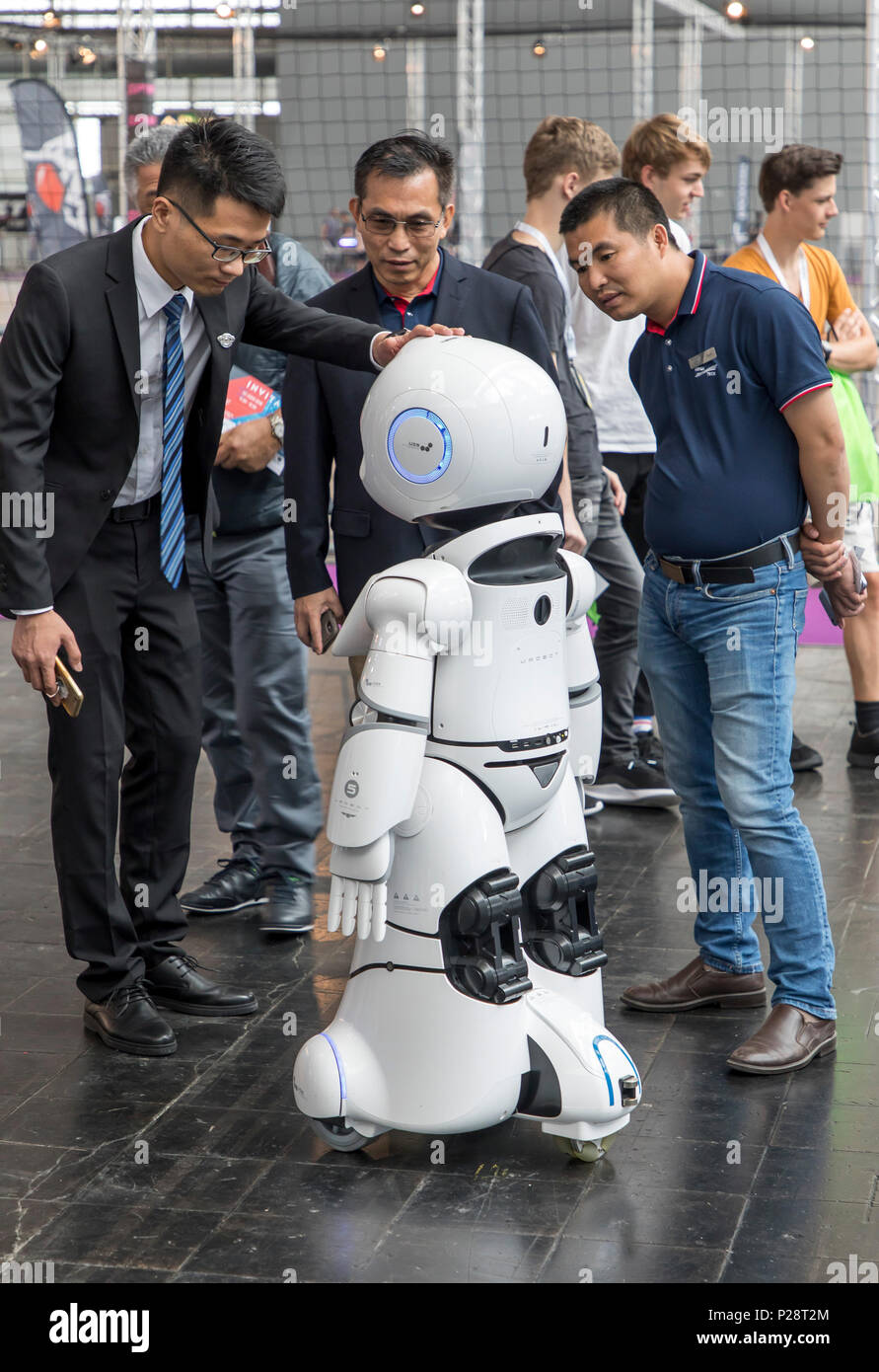 CEBIT 2018, der weltweit größten IT-Messe, Hannover, Roboter als Dienstleister, in Geschäften, Hotels, Krankenhäuser, Service, bietet Information, signp Stockfoto
